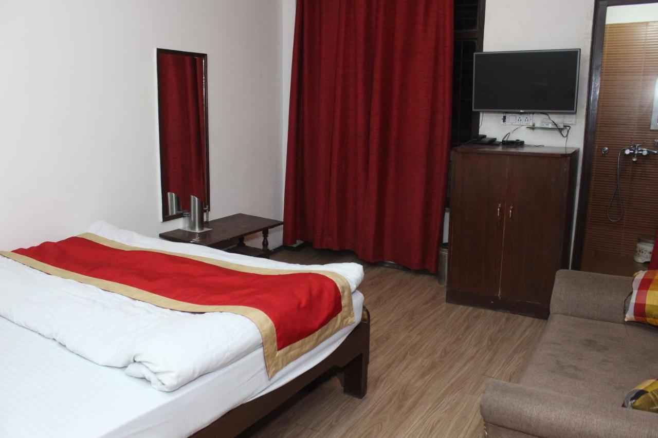 Hotel Dolls Inn Nainital Exteriör bild
